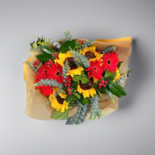 向日葵,橙紅菲洲菊,紅豆,配以油加利葉